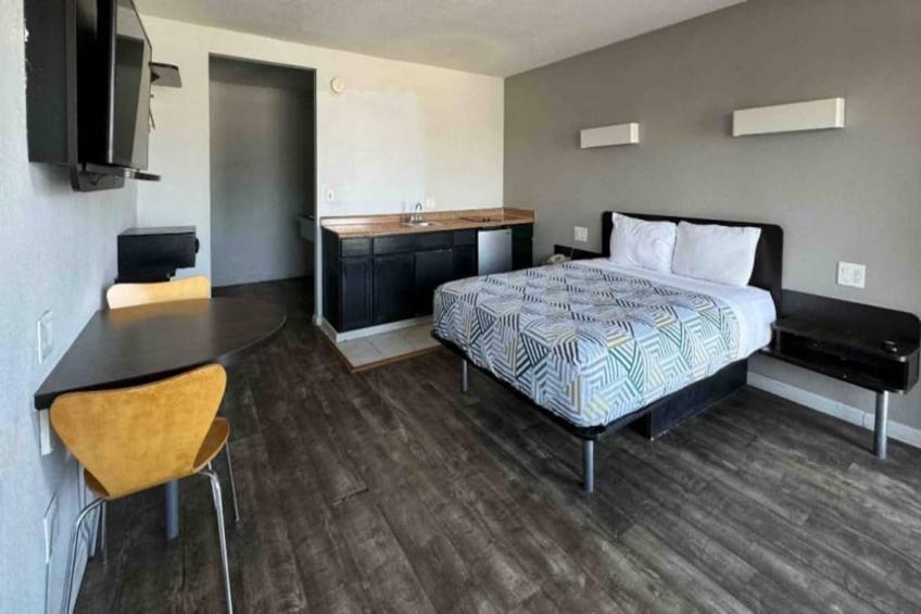1 Queen Bed  Non-Smoking Micfridge - foto 5