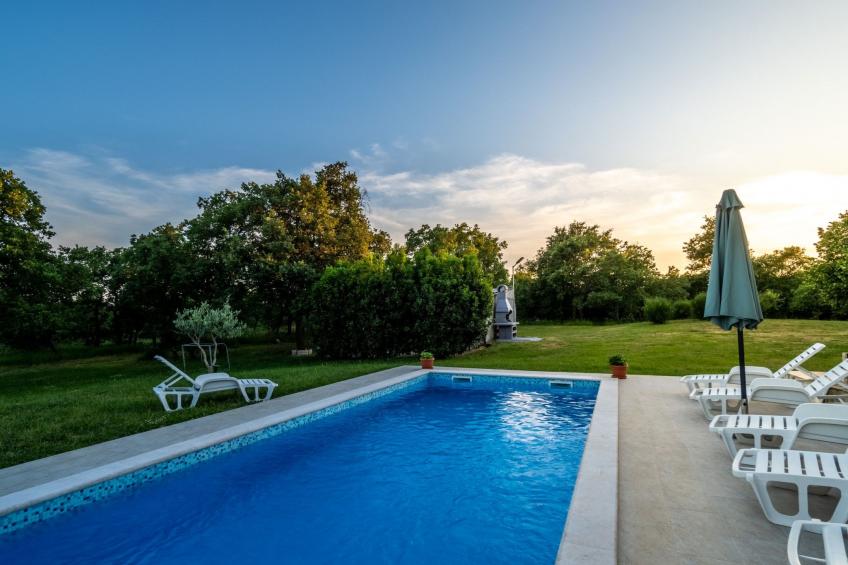 Schönes Haus mit großer grüner Umgebung, Pool - foto 38