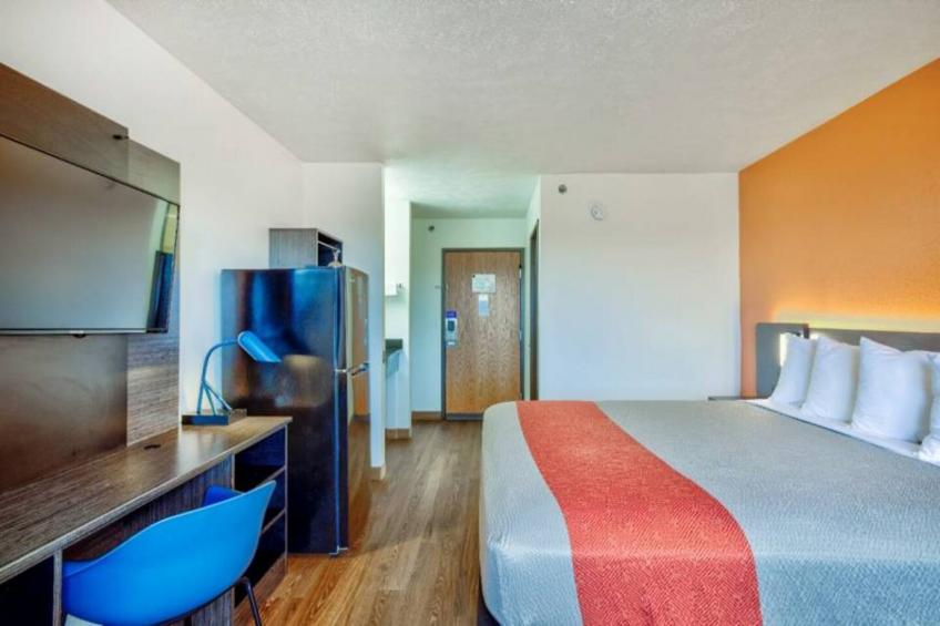 1 King Bed  Non-Smoking Mini Fridge - foto 13