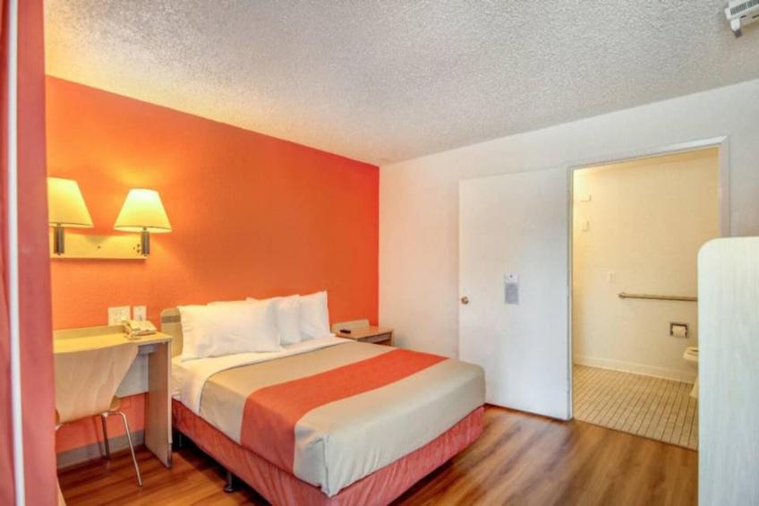 1 Full Bed  ADA/RI Shower - foto 10