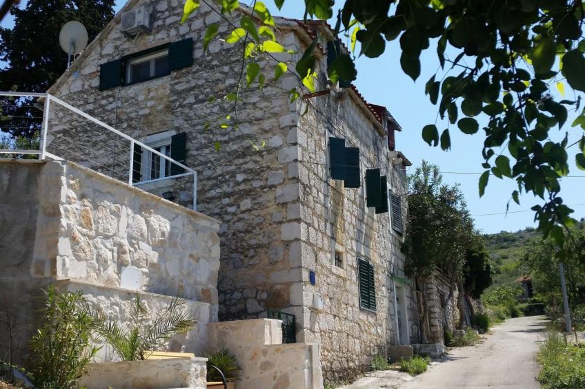 Charmantes Steinhaus mit Pool und Panoramablick