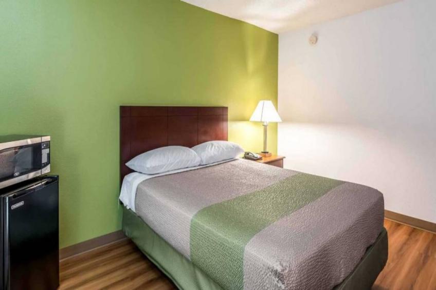 1 King Bed  Non-Smoking Micfridge - foto 14