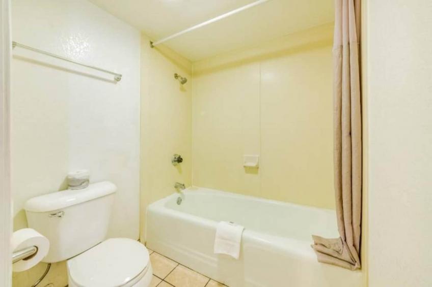 1 Queen Bed  Smoking Kitchen - foto 32