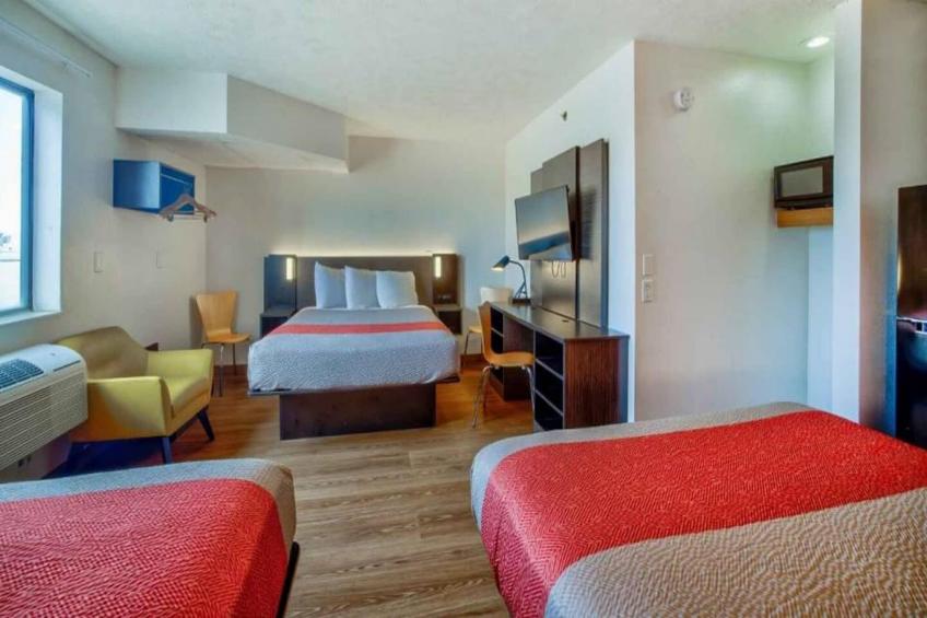 3 Queen Beds  Non-Smoking Micfridge - foto 24