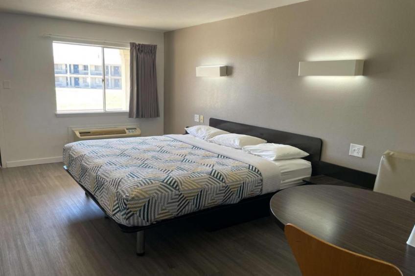 1 King Bed  Mobility Accessible Tub Nsmk - foto 2