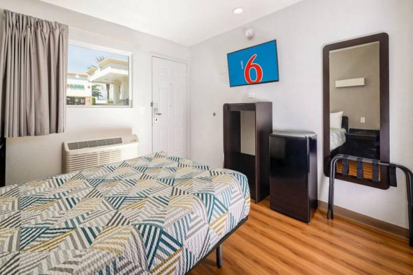 1 QUEEN BED  NON-SMOKING MINI FRIDGE - foto 8