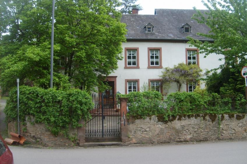 mit Garten und Parkplatz