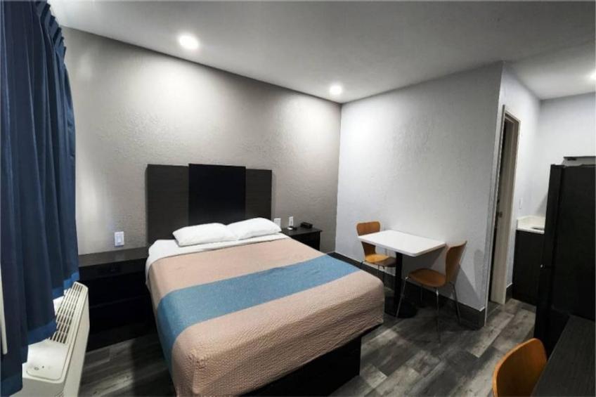 1 Queen Bed  Non-Smoking Kitchen - foto 11
