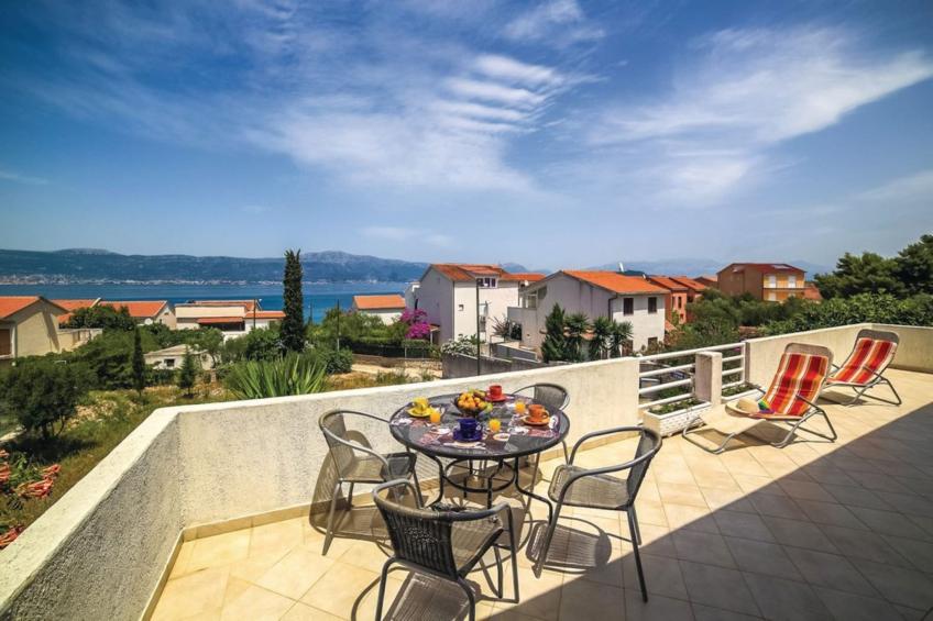 Cozy Beachfront Holiday Home Slatine - Five Bedroom Holiday Home with Terrace and Sea View - foto 18