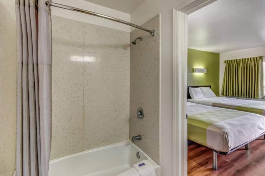 2 Full Beds  Non-Smoking Micfridge - foto 13