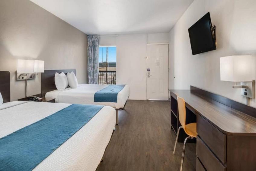 2 Queen Beds  Non-Smoking Mini Fridge - foto 7