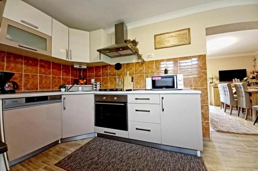 Matan House - Two Bedroom Holiday Home with Hot Tub - foto 10