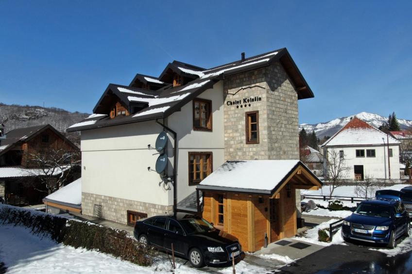 Die Ski-Suite hat ein Schlafzimmer und ein kleines Wohnzimmer ohne Küche. - foto 48