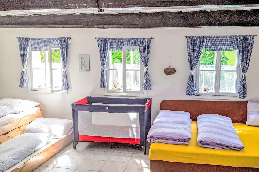 Roubenka u potoka - foto 5