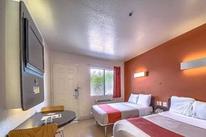 2 FULL BEDS  SMOKING - foto 3
