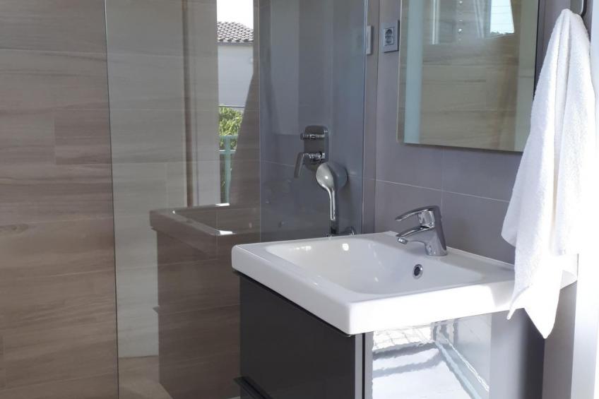 Großes, strandnahes Ferienhaus in Podglavica - foto 13