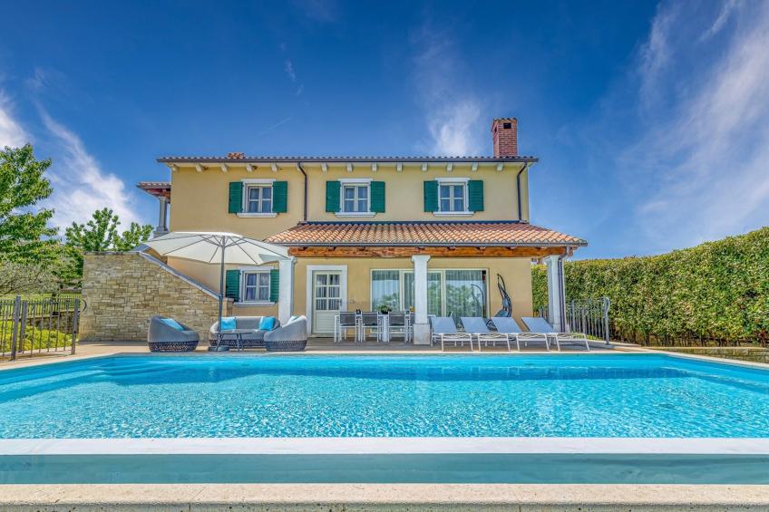 Villa avec piscine à débordement chauffée - BF-MKGBK