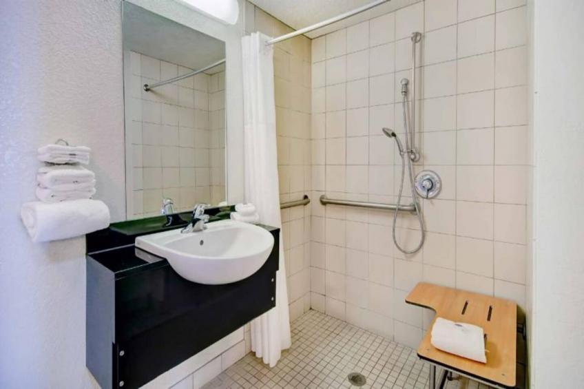 1 FULL BED  MOBILITY ACCESSIBLE TUB SMOKING - foto 21