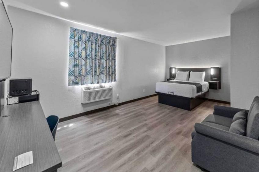 1 King Bed  Non-Smoking Micfridge - foto 6