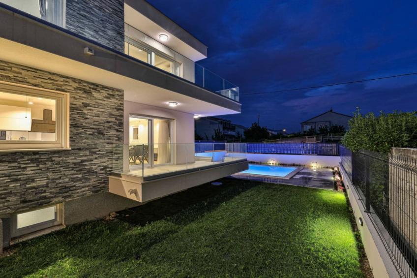 Expansive Retreat with Private Pool & BBQ, Near the Beach - Six Bedroom Villa - foto 33