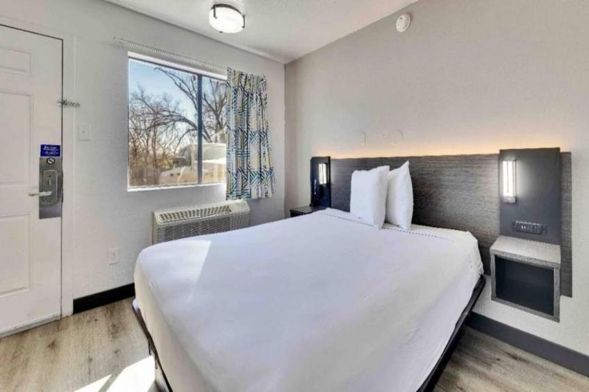 1 Full Bed  ADA/Tub/Mini Fridge - foto 6