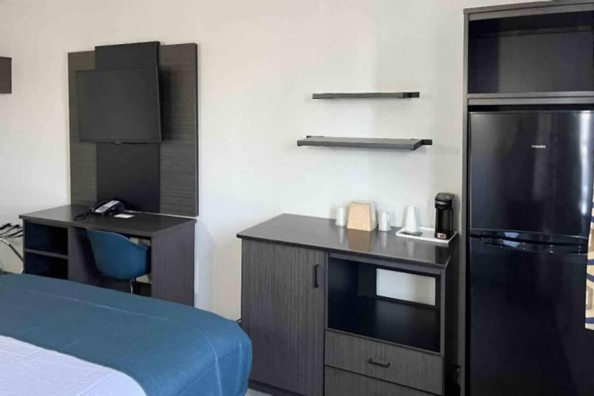 1 Queen Bed  Non-Smoking Micfridge - foto 4