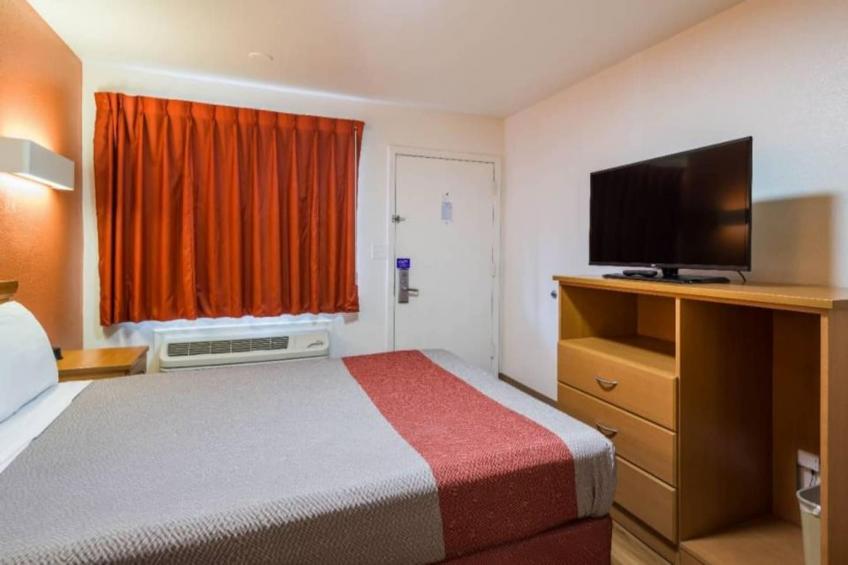 1 King Bed  Non-Smoking Micfridge - foto 3