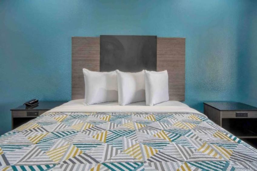 1 King Bed  Mobil Acc RI Shwr Suite Nsmk - foto 14