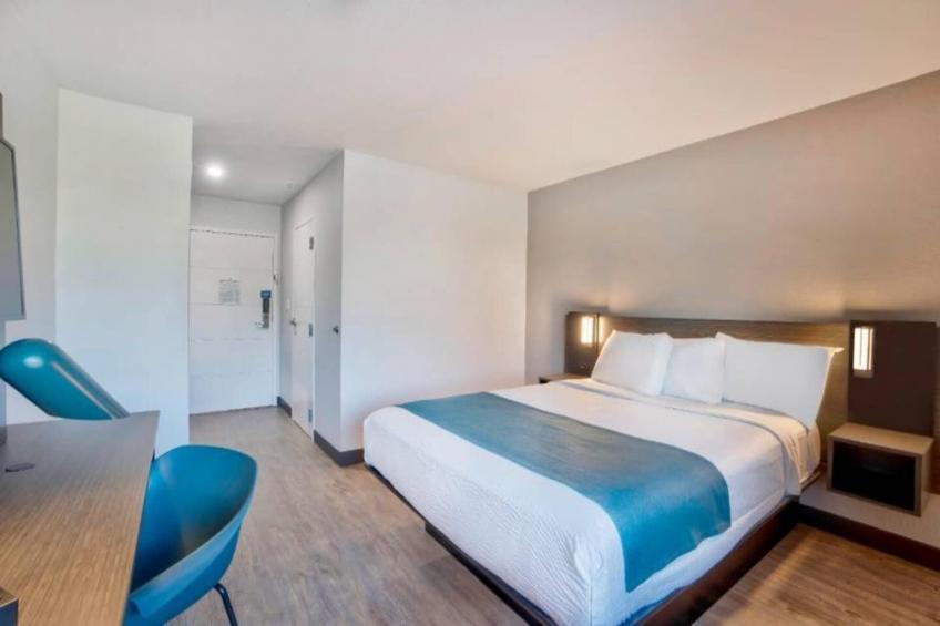 1 Queen Bed  ADA/Tub/Premium/Micfridge - foto 6