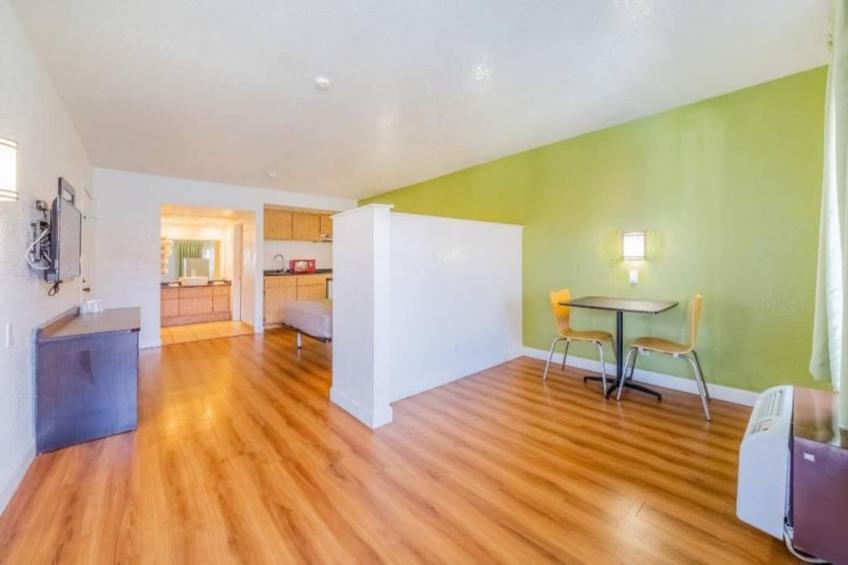 1 Queen Bed  Non-Smoking Kitchen - foto 47