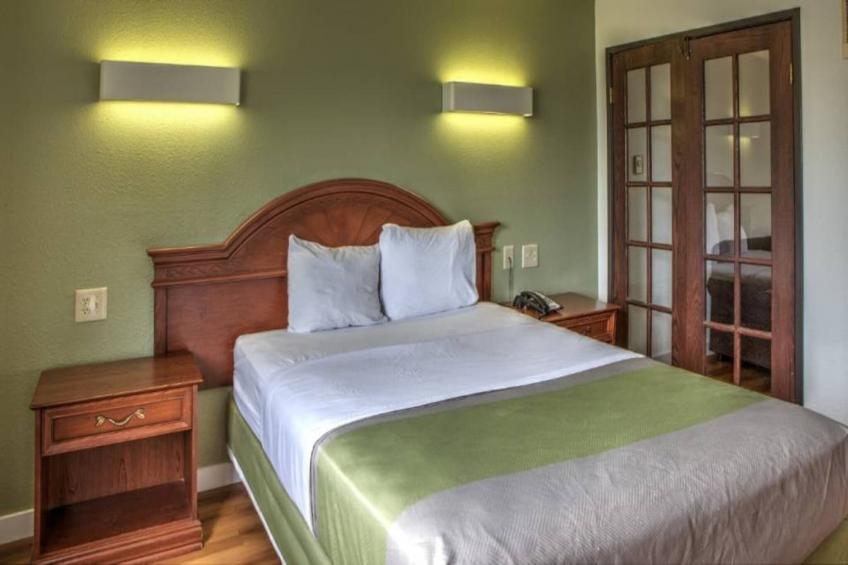 1 King Bed  Suite Non-Smoking Sofa-Bed - foto 10