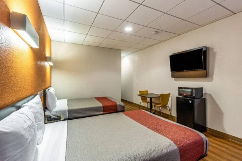 4 Full Beds  Non-Smoking Micfridge - foto 13