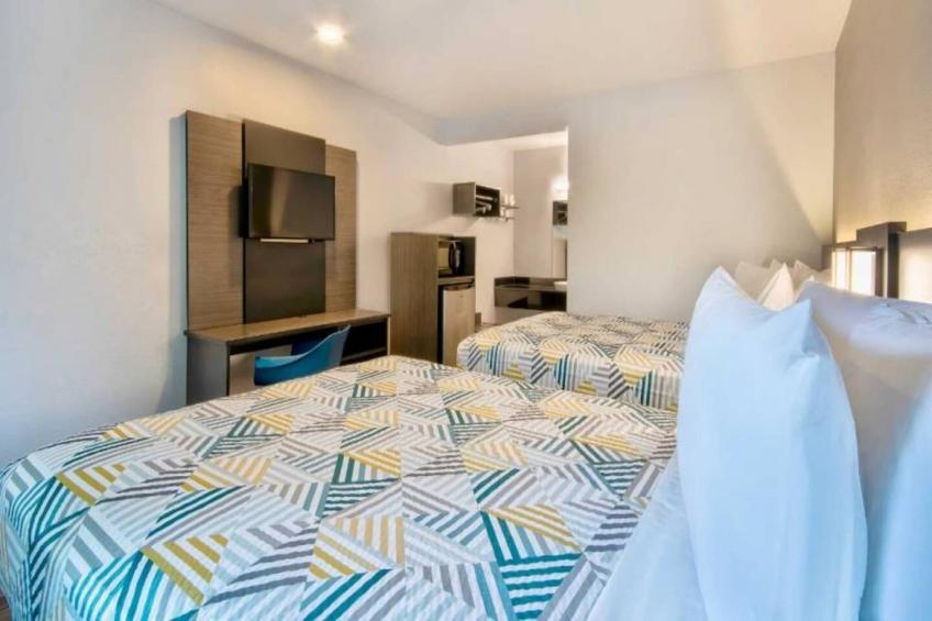 2 Queen Beds  ADA/Tub/Premium/Micfridge - foto 8