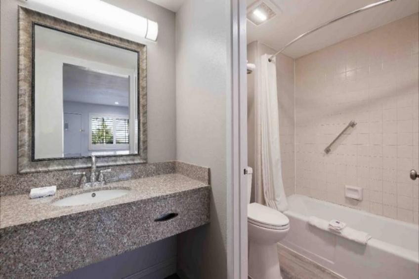 1 Queen Bed  Non-Smoking Hot Tub Micfridge - foto 17
