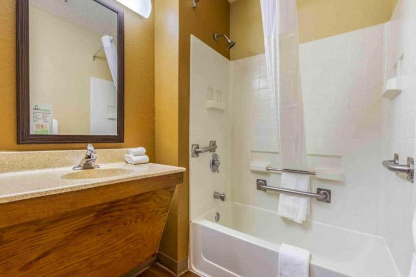 1 Queen Bed | Non-Smoking, Micfridge, Sofa-Bed - foto 32