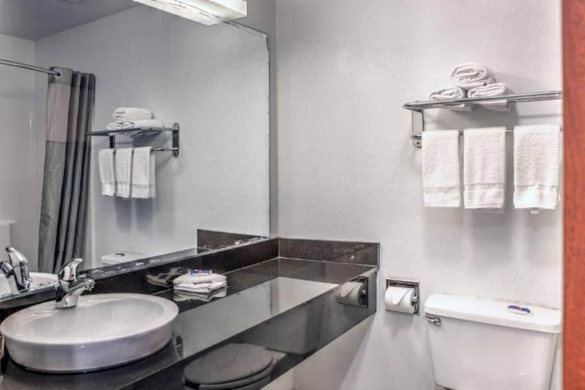 1 King Bed  Mobility Accessible Tub Nsmk - foto 10