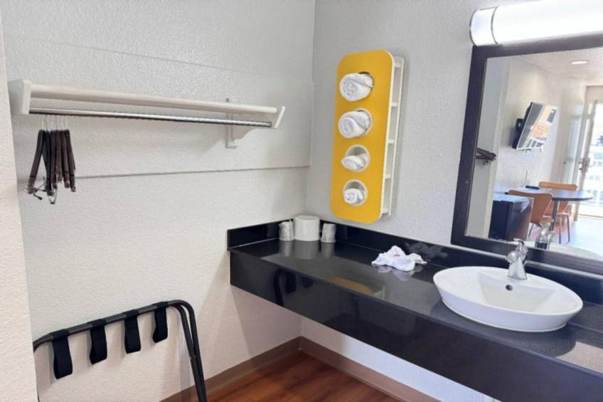 1 QUEEN BED  NON-SMOKING MINI FRIDGE - foto 18