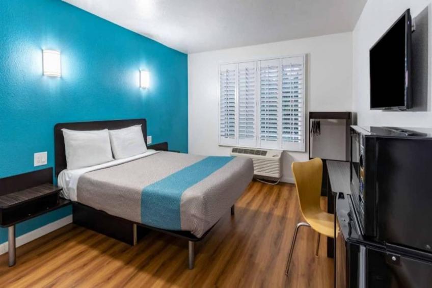 1 Queen Bed  ADA/Tub/Micfridge Non-Smoking - foto 6