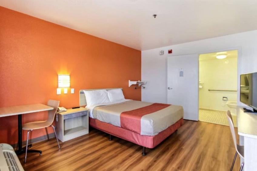 1 Queen Bed  ADA/Tub - foto 17