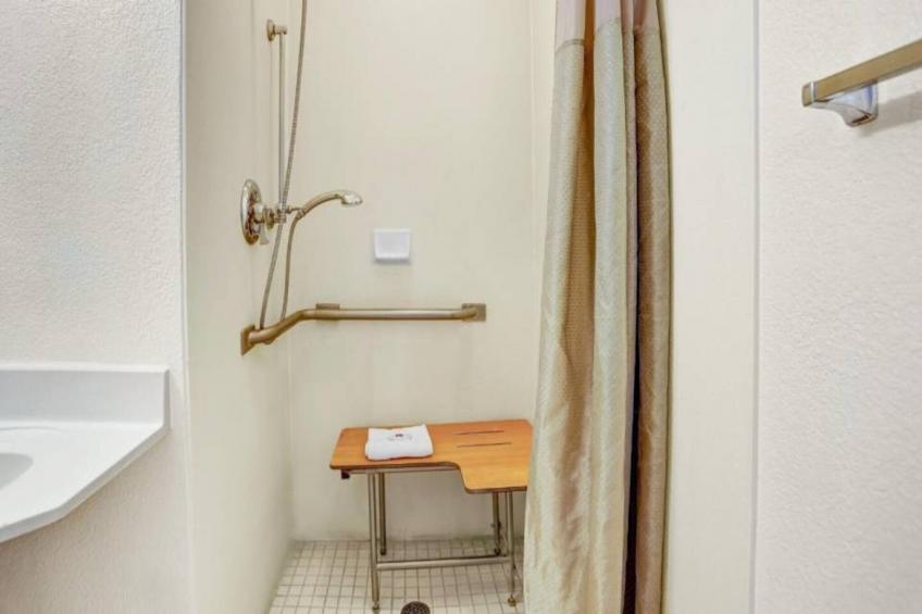 1 Full Bed  ADA/RI Shower - foto 17