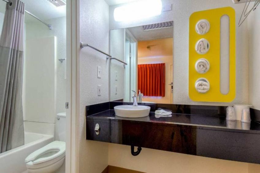 1 QUEEN BED  ADA/TUB - foto 9