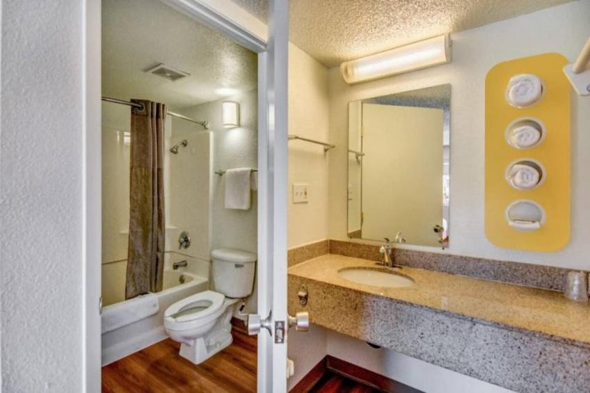 1 Full Bed  ADA/RI Shower - foto 18