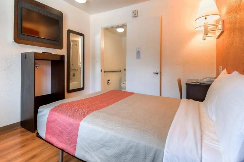 1 Full Bed  ADA/Tub/Mini Fridge - foto 13
