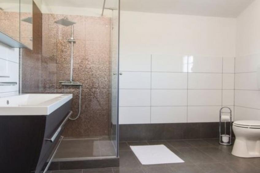 Laura mit Pool - foto 23