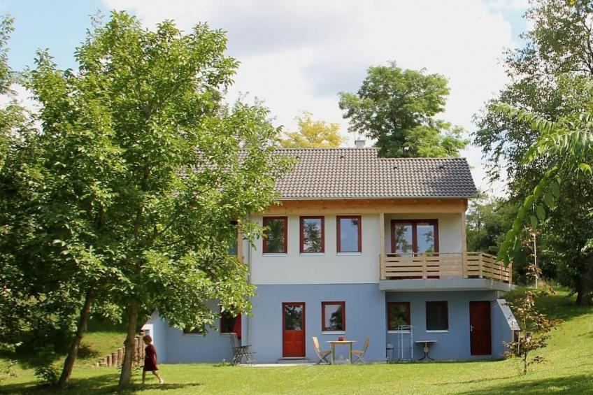 Haus mit großem Garten, Terrasse und Balkon