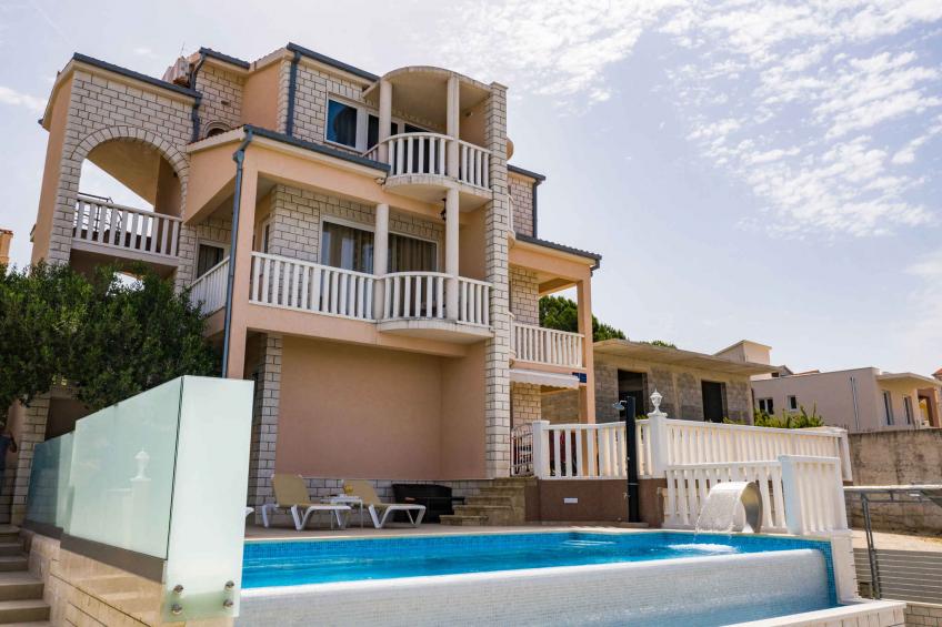 Vakantiewoning met balkon, zwembad en barbecue - VW-BCRHG - foto 11
