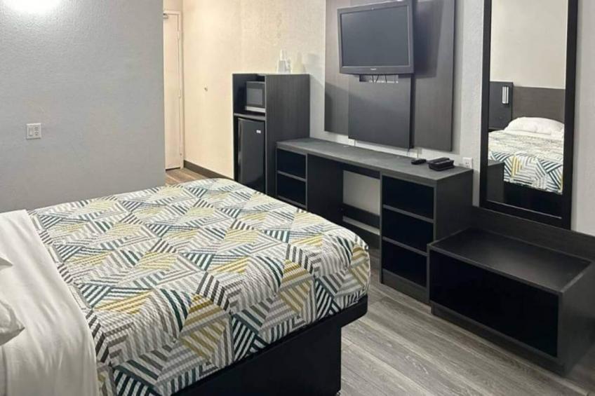 1 Queen Bed  Non-Smoking Micfridge - foto 7