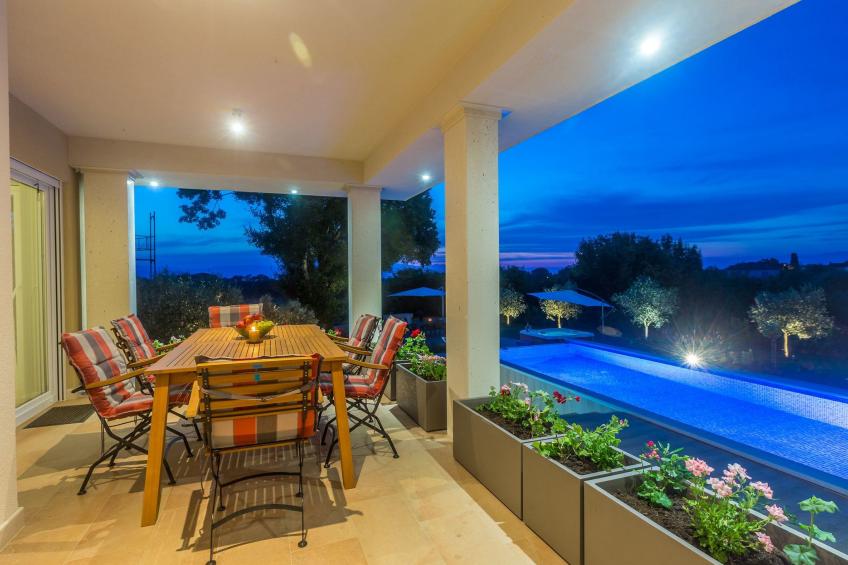 Schöne Villa in einer ruhigen Umgebung mit Pool - foto 8