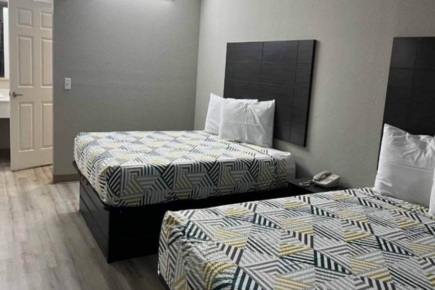 2 Queen Beds  Suite Non-Smoking Micfridge - foto 9