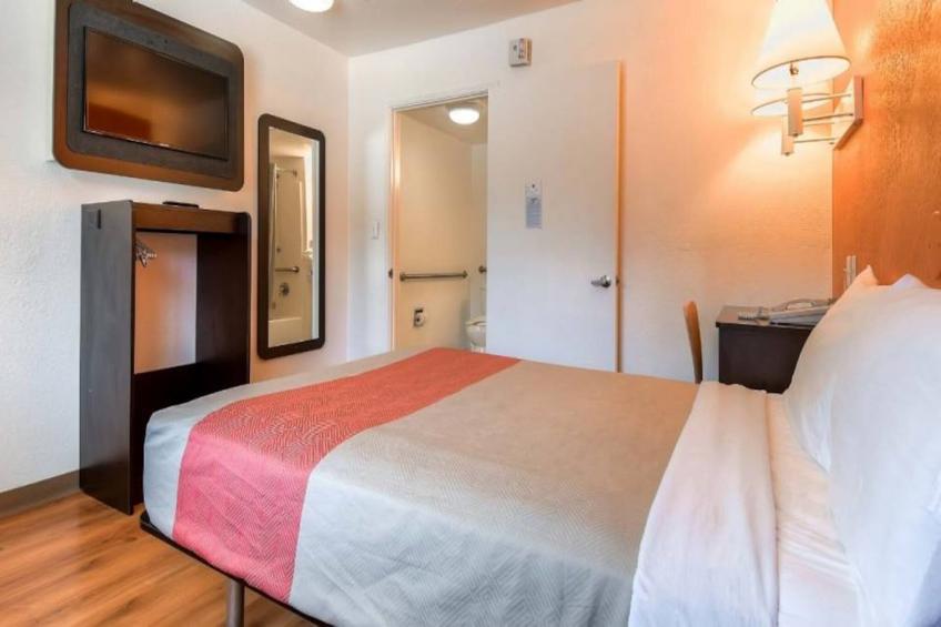 1 Queen Bed  Mini Fridge - foto 9